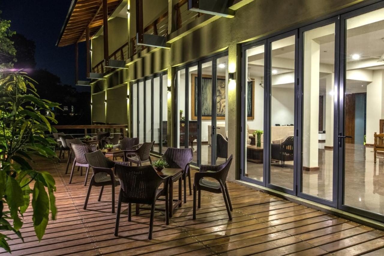 Manthila Hotel Anuradhapura Exterior photo