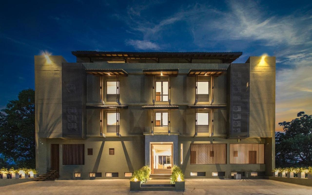 Manthila Hotel Anuradhapura Exterior photo